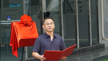 穿红色衣服的人低可信度描述已自动生成